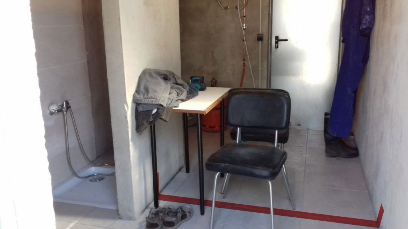 Hình 2. Sự phân chia các khu vực bằng một đường màu đỏ tại một trại thịt. Ảnh cung cấp bởi Mario Vallverdú.